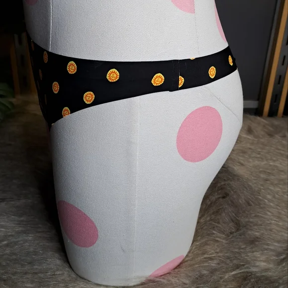 NWOT • UO Out from Under • Black Sun Stretch Seamless Pattern Thong Medium - Picture 6 of 10